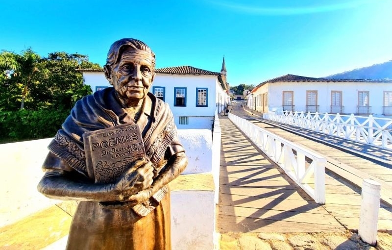 Estátua de Cora é desembrulhada durante solenidade na Cidade de Goiás 
