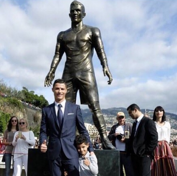Estátua de Cristiano Ronaldo chama atenção por “volume avantajado”