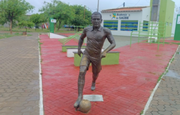 Estátua de Daniel Alves será recolhida de Juazeiro na Bahia