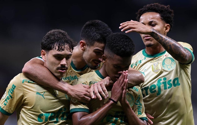 Estêvão leva Palmeiras à virada sobre o Cruzeiro e mantém vivo o sonho do tri no Brasileirão