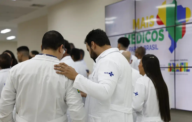 Estudantes de baixa renda de curso de medicina terão ajuda do governo