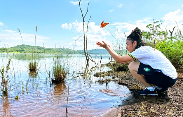 Estudantes de Goiânia fazem trilha no Parque Altamiro de Moura Pacheco 