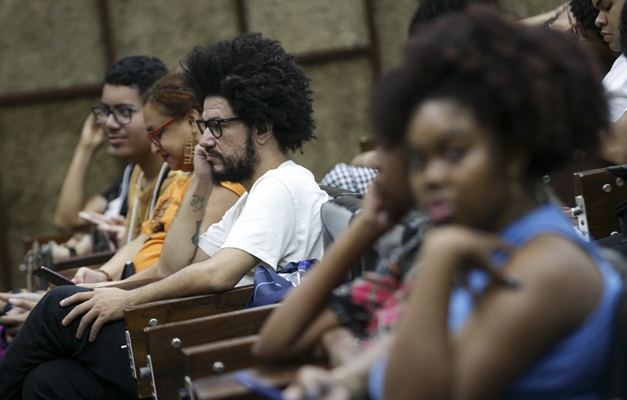 Estudantes de licenciatura podem se cadastrar para concorrer a bolsas