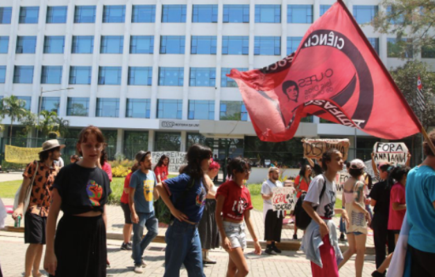 Estudantes em greve na USP ocupam prédio da administração