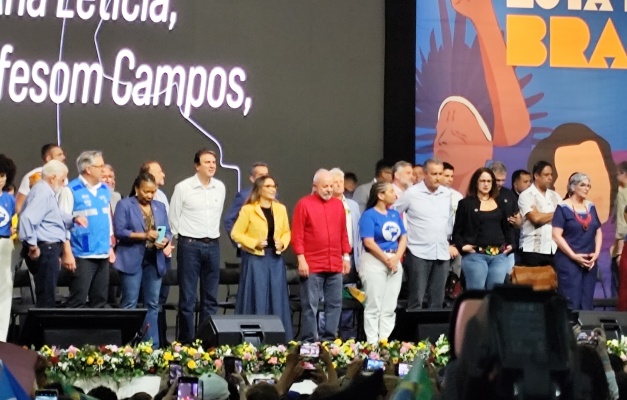 Estudantes prestam homenagem às vítimas de grave acidente em Goiás 