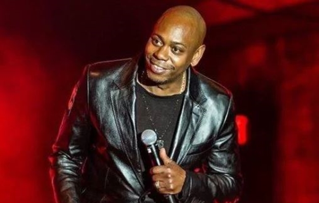 EUA: homem invade palco e agride comediante Dave Chappelle durante apresentação