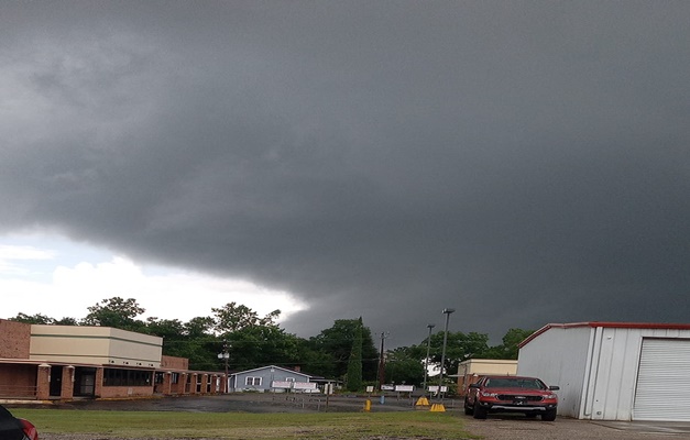 EUA: tornado atinge sul do país, tira carros de rodovias e deixa milhares sem luz
