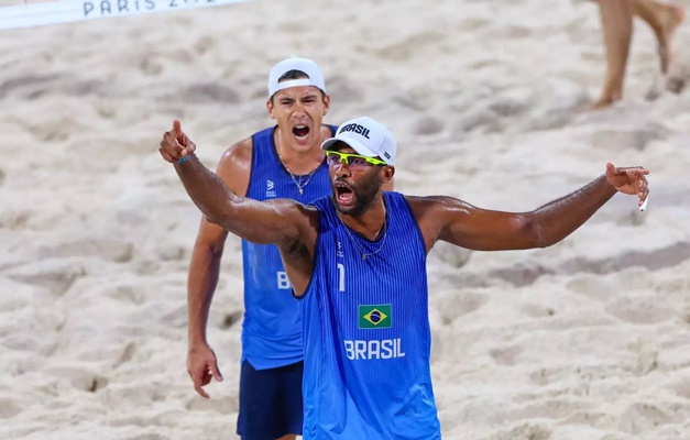 Evandro desequilibra, Brasil vence checos, e garante 1º lugar do Grupo E no vôlei de praia