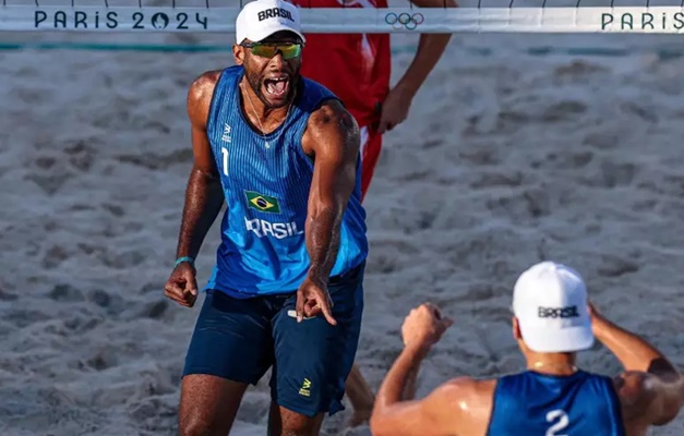 Evandro e Arthur ganham fácil de canadenses e avançam às oitavas do vôlei de praia na Olimpíada