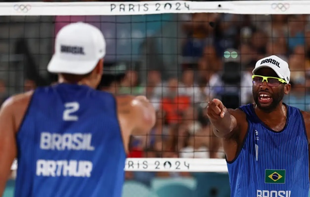 Evandro e Arthur Lanci avançam para quartas do vôlei de praia em Paris