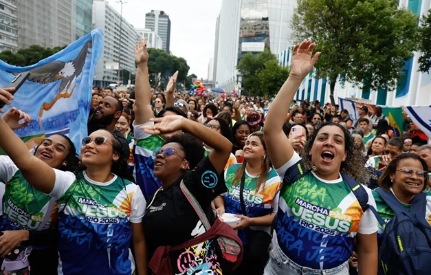 Evangélicos crescem e representam mais de um quarto da população