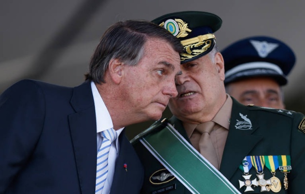 Ex-comandante diz que Bolsonaro foi avisado de que Exército não apoiaria golpe