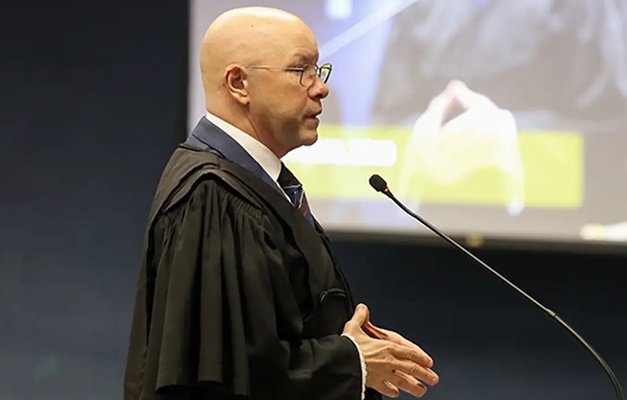 Ex-comandante não colocou Marinha à disposição do golpe, alega defesa