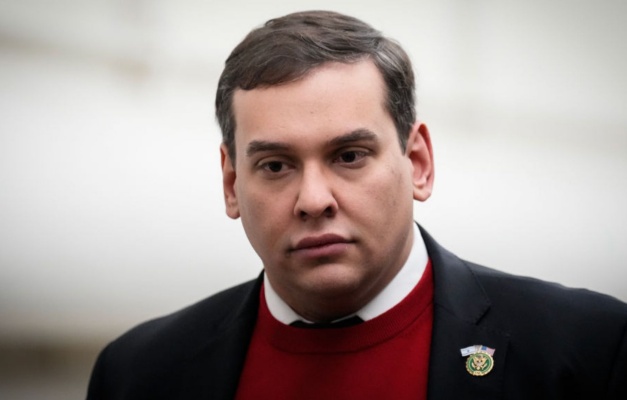 Ex-deputado de origem brasileira George Santos deixa prisão americana após perdão de Trump
