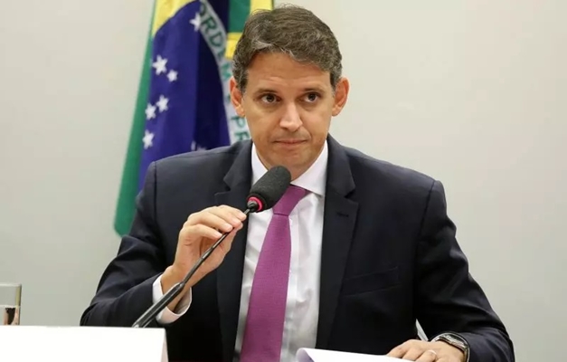 Ex-deputado goiano Thiago Peixoto assume educação de Florianópolis