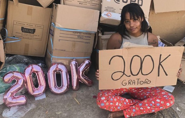 Ex-moradora de rua que ficou famosa na internet é presa em Goiânia