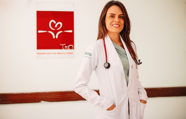 Ex-paciente do Araújo Jorge vira médica para tratar pessoas com câncer
