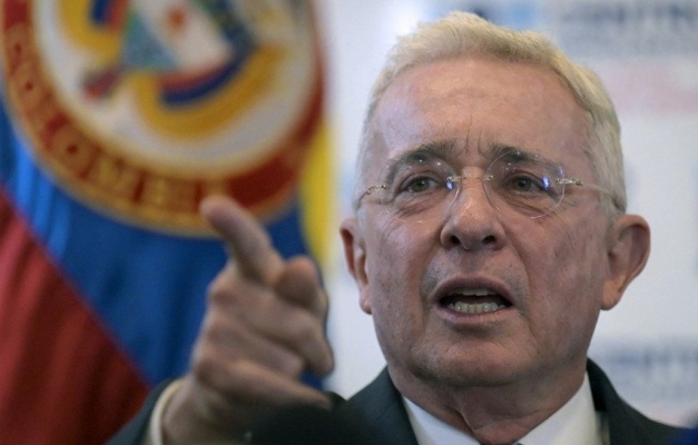 Ex-presidente da Colômbia é condenado a 12 anos de prisão