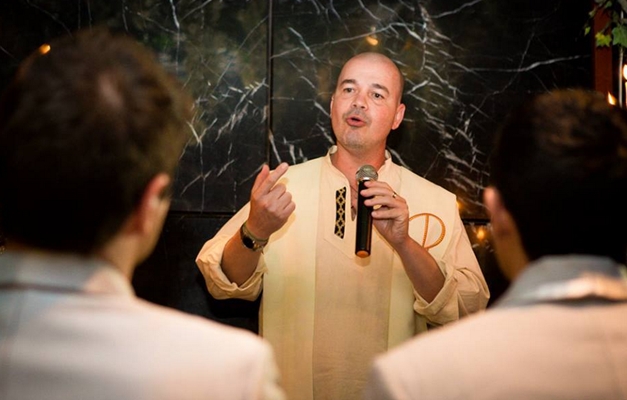 Excomunhão de padre que defendia casamento gay é mantida
