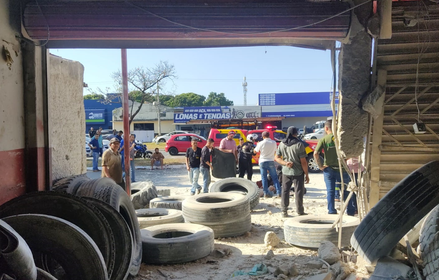 Explosão de autoclave em loja de pneus deixa uma pessoa ferida em Goiânia