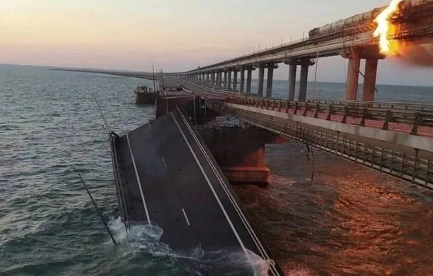 Explosão destrói parte de ponte de Kerch que liga Crimeia à Rússia