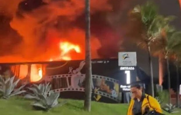 Exposição da 'Casa Warner' pega fogo em shopping do Rio