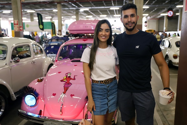 Exposição reúne apaixonados por carros antigos em Goiânia