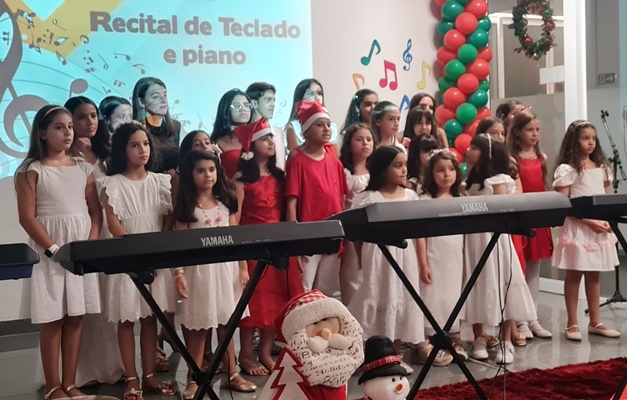 Externato São José comemora Dia do Músico com recital de teclado e piano