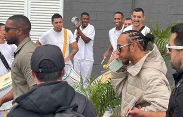 F1: Hamilton é recebido com samba em Interlagos, mas ignora e passa reto