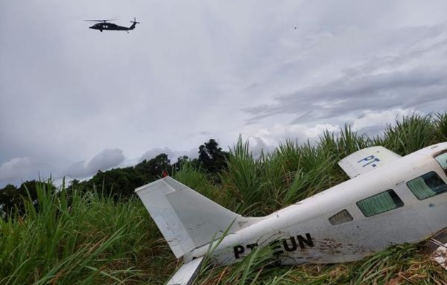 FAB intercepta helicóptero vindo da Venezuela com 240 kg de drogas