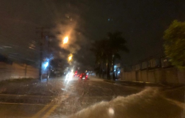 Falta luz e ruas alagam em diversos pontos de Goiânia com chuva forte
