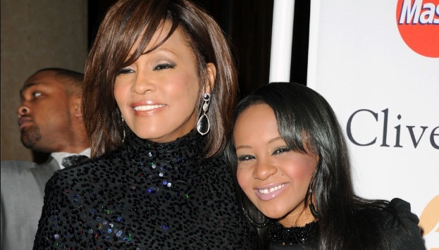 Família deve desligar os aparelhos da filha de Whitney Houston nesta quarta