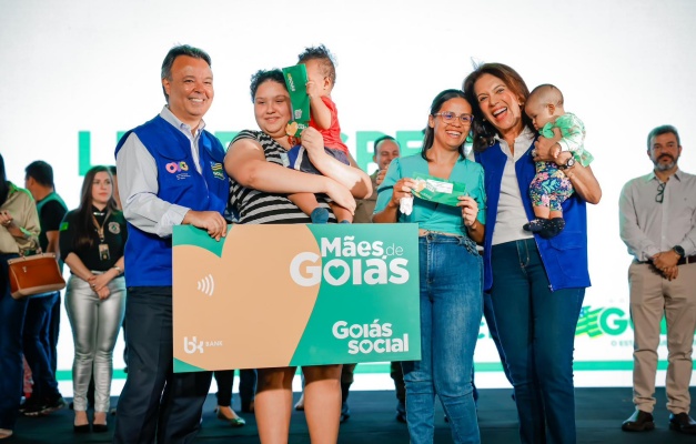 Famílias de Goiânia recebem cartões do Aluguel Social e Mães de Goiás