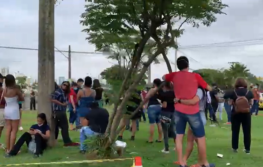 Fãs de Marília Mendonça aguardam chegada do corpo da cantora para velório