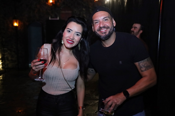 Fãs de rock aproveitam shows em pub de Goiânia; veja galeria de fotos