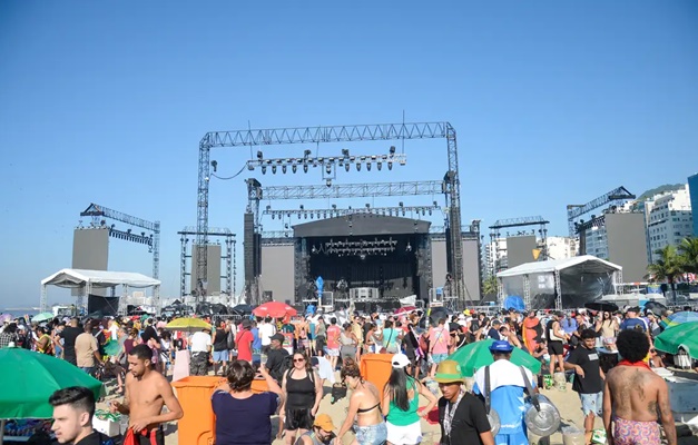 Fãs já se aglomeram em frente ao palco do show da Madonna no Rio de Janeiro