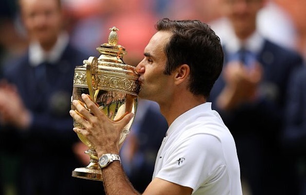 Federer domina rival lesionado, fatura 8º título e faz história em Wimbledon