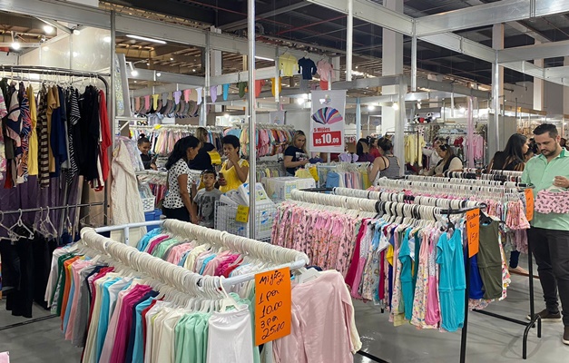 Feira com itens para grávidas e bebês reúne peças a partir de R$2 em Goiânia
