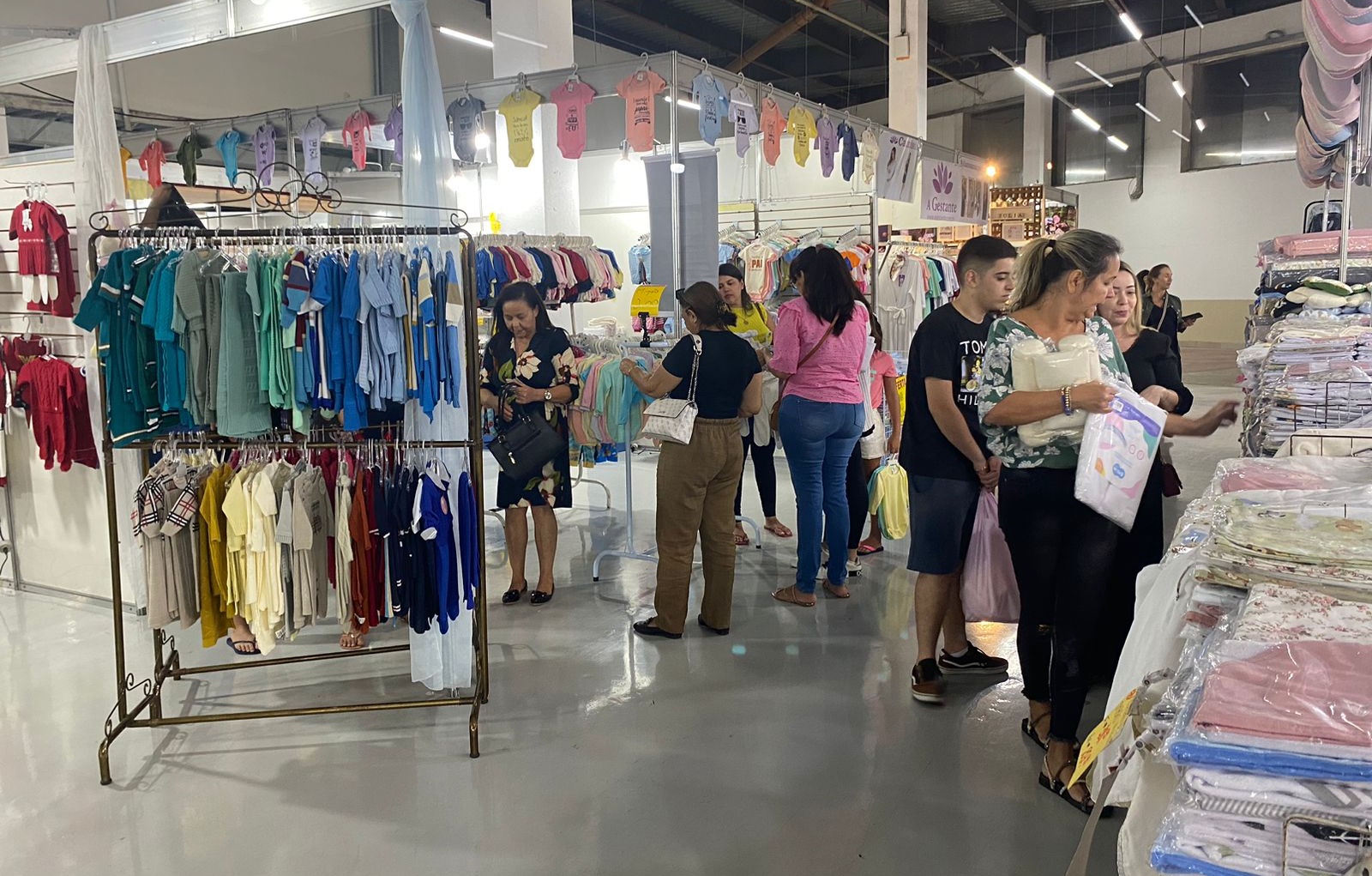 Feira com peças para grávidas e bebês reúne itens a partir de R$2 em Goiânia