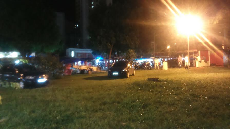 Feirantes estacionam carros no gramado da Praça Tamandaré aos sábados