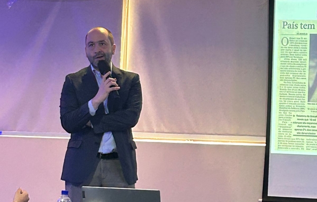 Felipe Sigollo expõe desafios da gestão educacional em palestra em Goiânia
