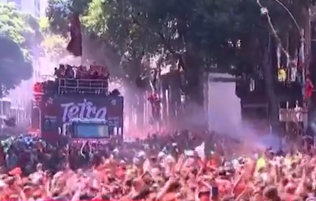Festa do Flamengo no Rio tem jogadores em trio elétrico e multidão eufórica