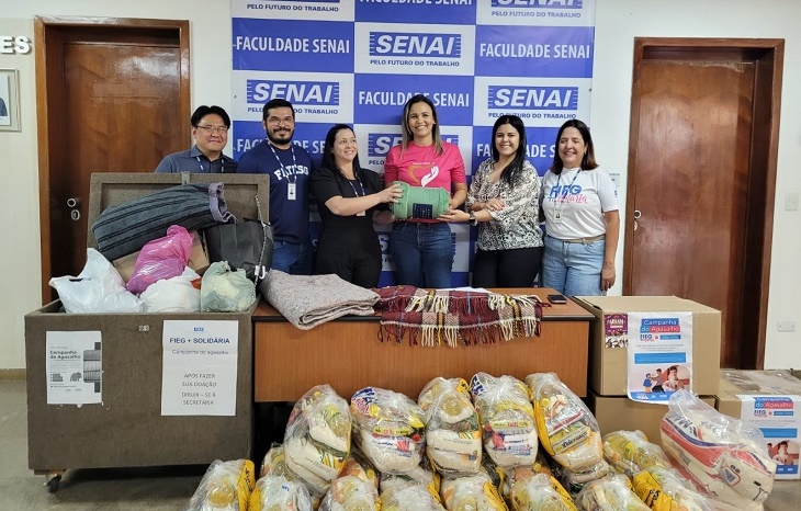 Fieg+Solidária entrega meia tonelada de alimentos e roupas a projeto social