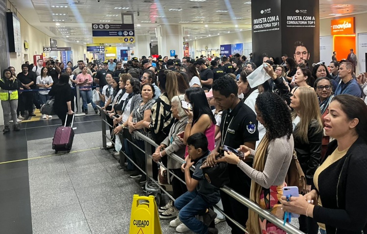 Fiéis aguardam chegada de imagem peregrina no Aeroporto de Goiânia