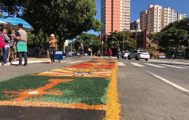 Fiéis montam tapetes em Goiânia para celebração de Corpus Christi