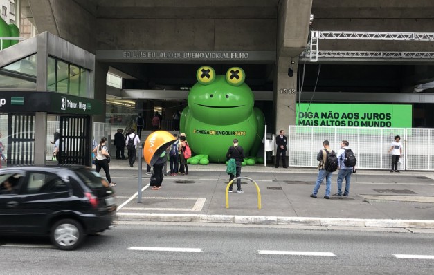 Fiesp infla sapo gigante na Avenida Paulista em ação contra juros 