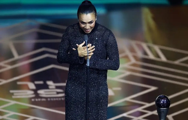 Fifa coroa melhores do mundo e faz homenagem à rainha Marta