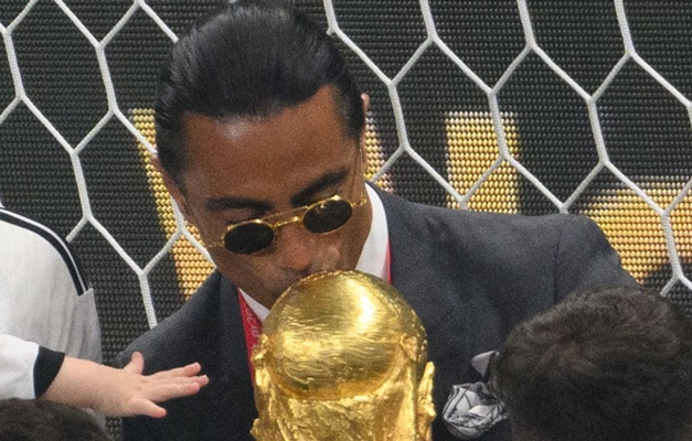 Fifa investiga 'acesso indevido' do chef 'Salt Bae' à Taça da Copa do Mundo