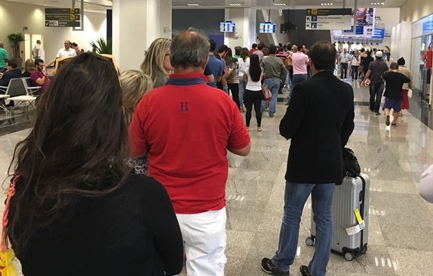 Fila para pagar estacionamento do Aeroporto de Goiânia gera reclamações 