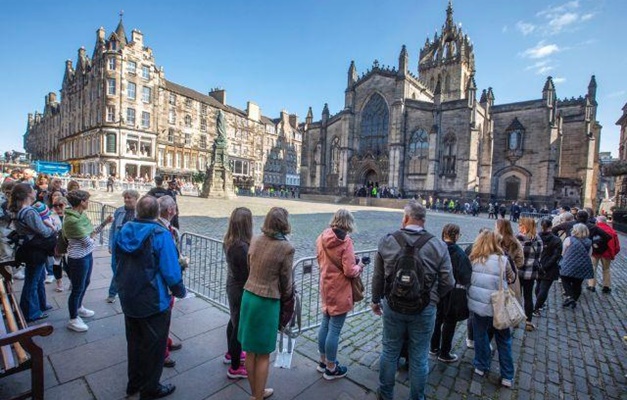 Fila para ver corpo da rainha Elizabeth II tem 5 quilômetros em